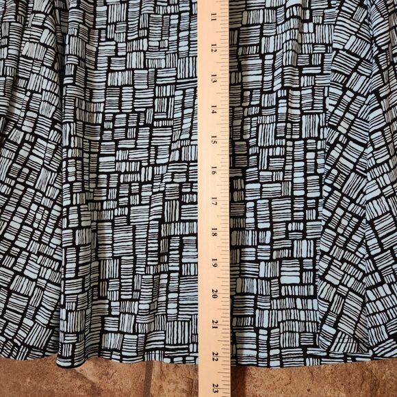 Valerie Stevens Petite Skirt – Size Medium – Stretch Blend - Picture 7 of 7